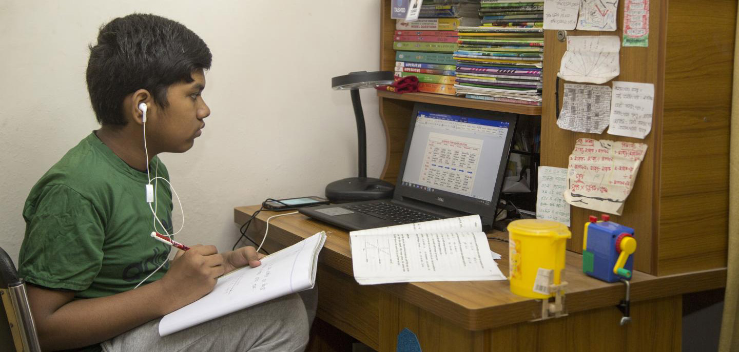 কোভিড-১৯ মহামারির সময়ে বাড়িতে শিশুদের লেখাপড়ার মধ্যে রাখার ৫টি উপায়