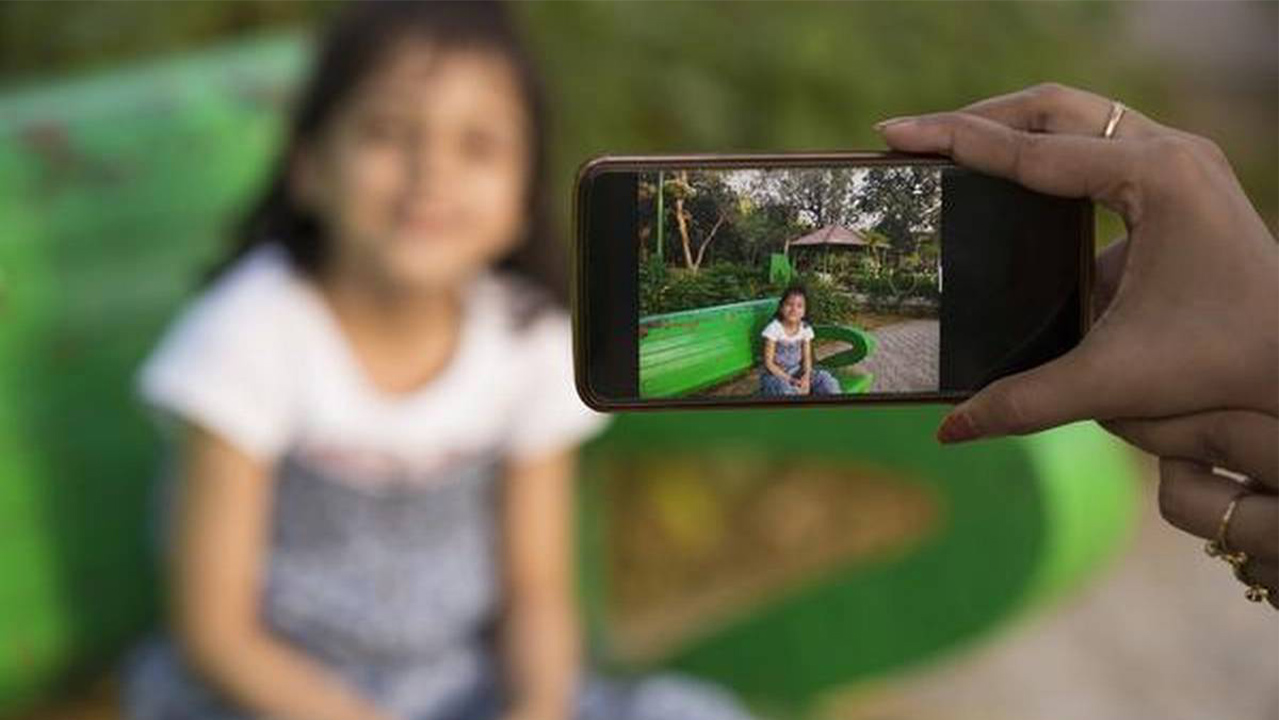 সন্তানদের নিয়ে সামাজিক যোগাযোগমাধ্যমে পোস্ট করার আগে ভাবুন